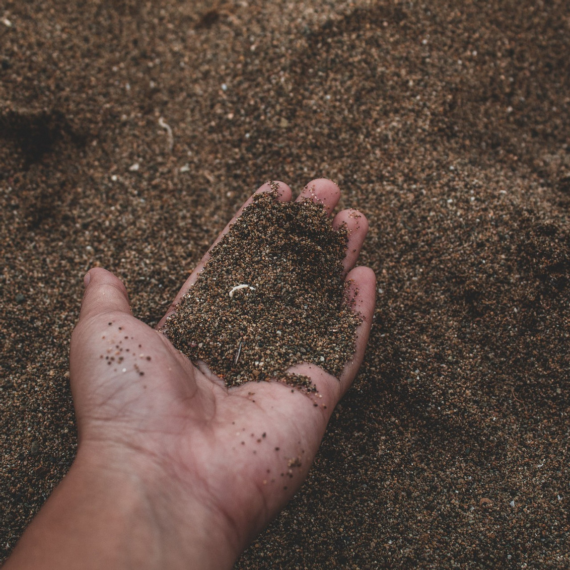 Hand im Sand